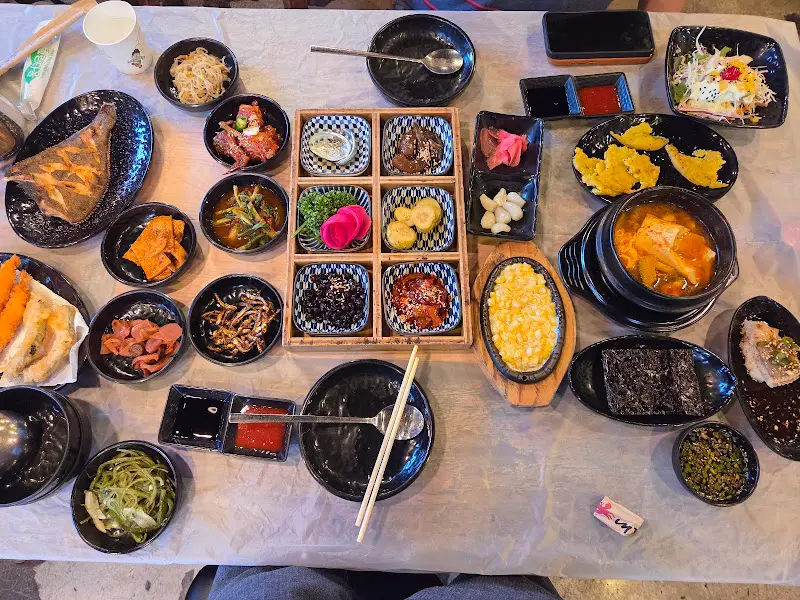 한 상 가득 차려진 솥밥 정식