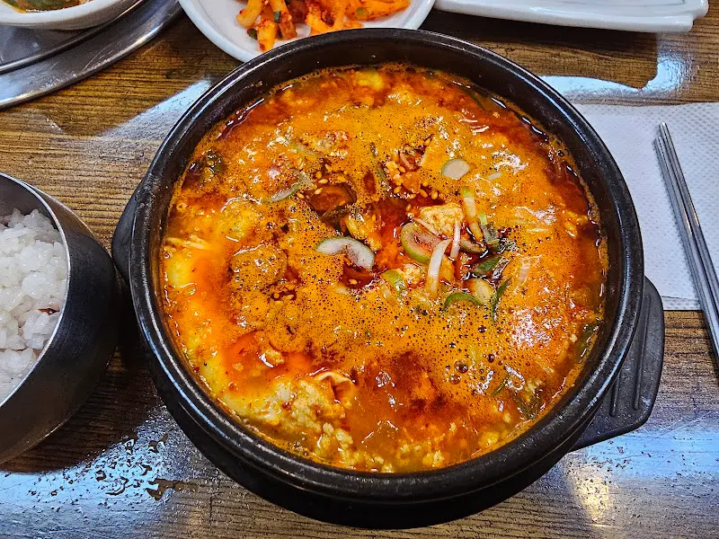 테이블 위에 차려진 얼큰 손두부 찌개