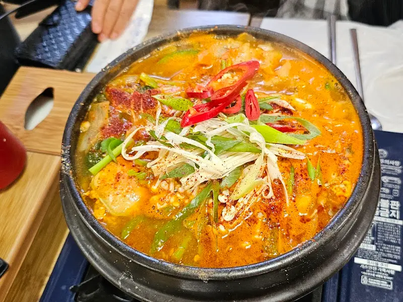 매콤한 향이 코를 찌르는 참게메기탕