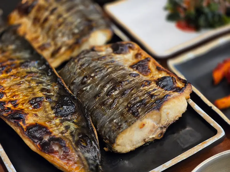 윤기 좔좔 흐르는 삼치구이
