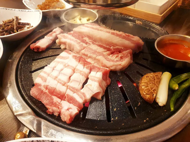 불판 위 삼겹살