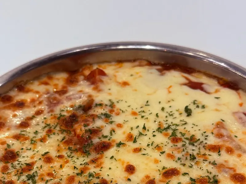 치즈가 듬뿍 올려진 파스타