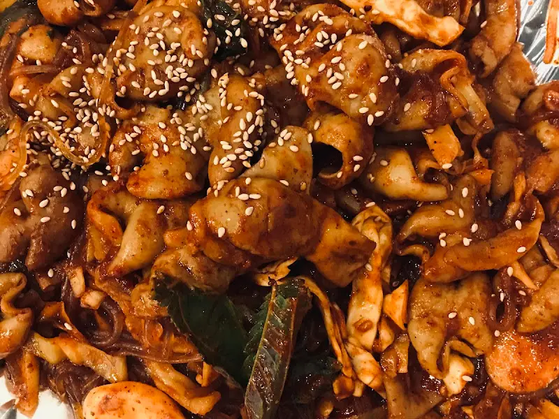 참깨가 듬뿍 뿌려진 곱창