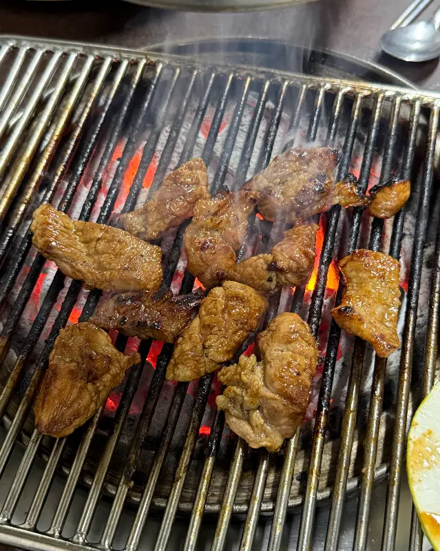숯불 위에서 구워지는 돼지갈비