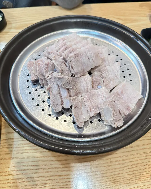 윤기가 좔좔 흐르는 뽕나무집 보쌈