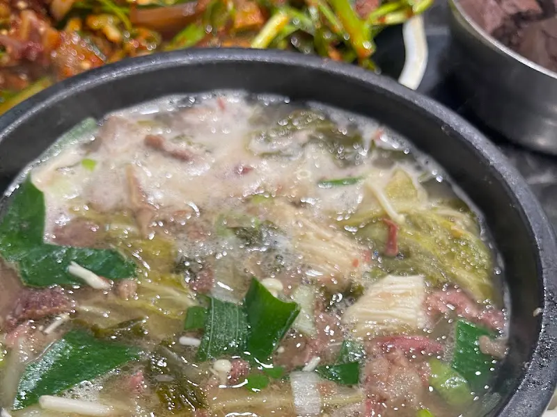 뚝배기 가득 담긴 해장국