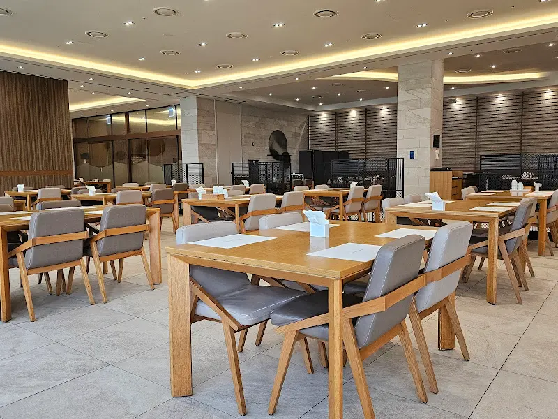 넓은 식당 내부