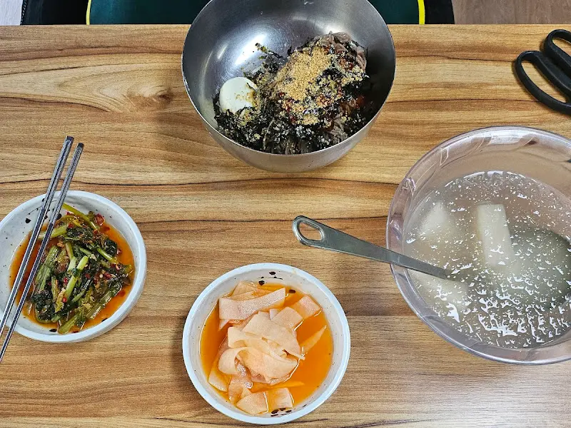 메밀국수와 함께 제공되는 다채로운 곁들임