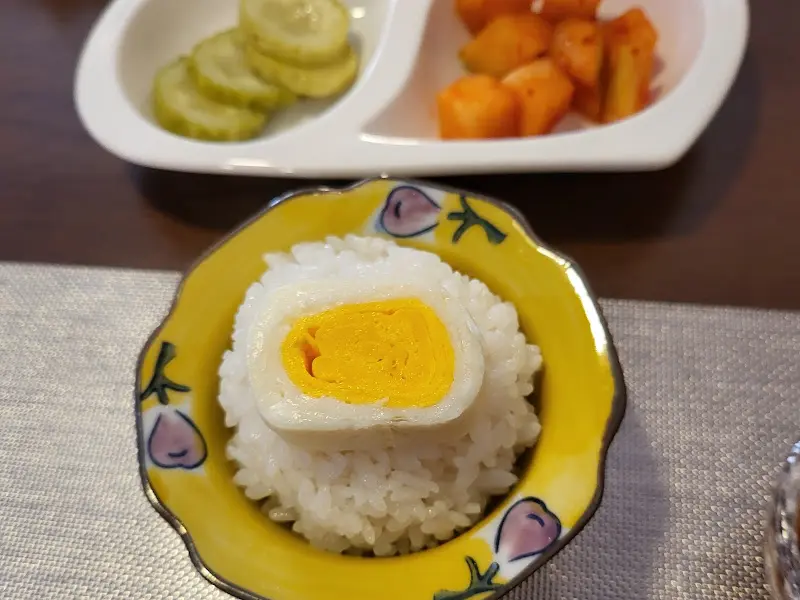 앙증맞은 계란 노른자가 올라간 밥