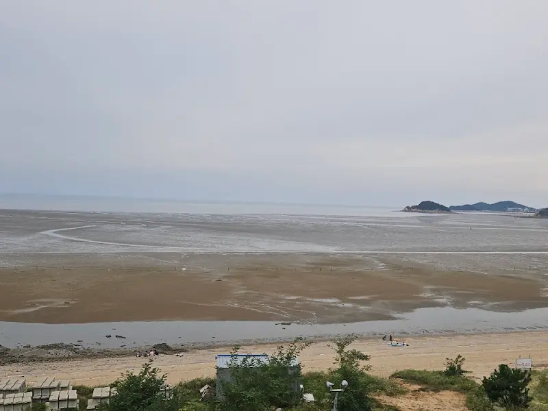 엠클리프 카페에서 바라본 탁 트인 바다 풍경