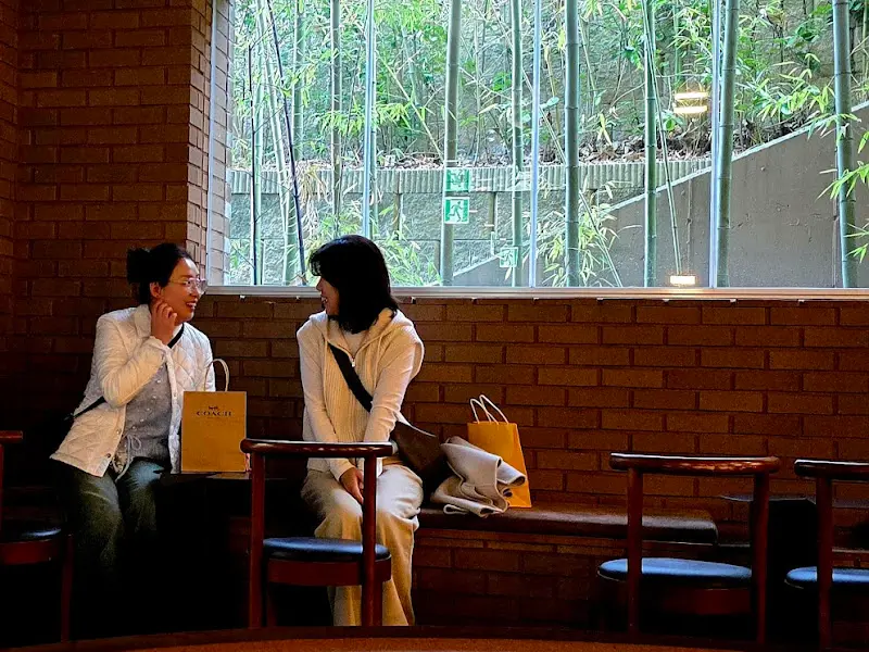 벽돌 벽과 창문이 있는 카페 내부