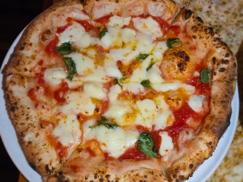 모짜렐라 치즈와 바질이 올라간 피자