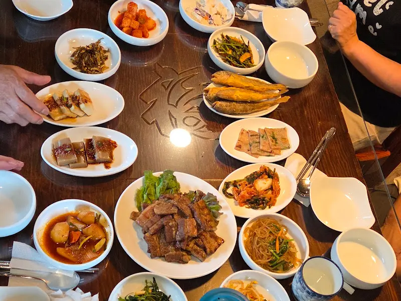 황토집 한상차림 항공샷: 다양한 반찬들이 가득 차려진 모습이 인상적이다.