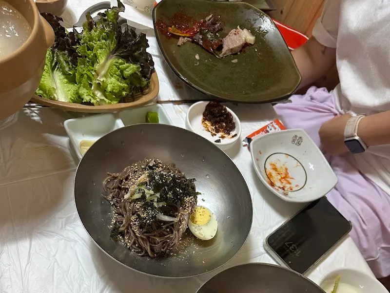 회막국수 비비기 전