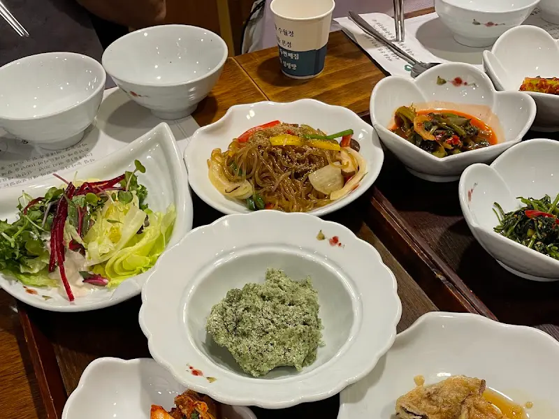 다채로운 색감의 반찬들