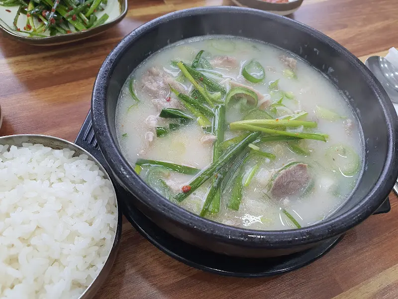 푸짐한 돼지국밥 한 그릇