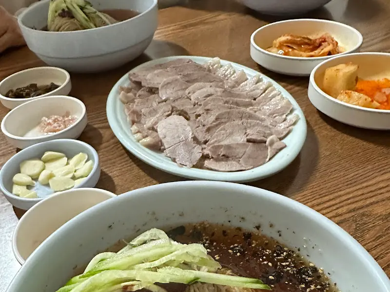 막국수와 편육, 김치가 차려진 한 상