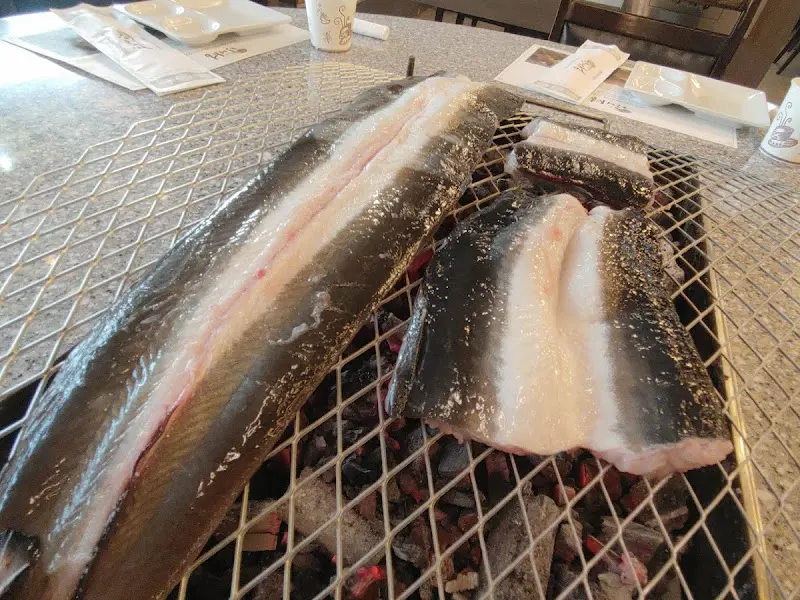 숯불 위에서 장어가 익어가는 모습