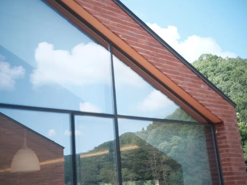 카페의 붉은 벽돌 외관