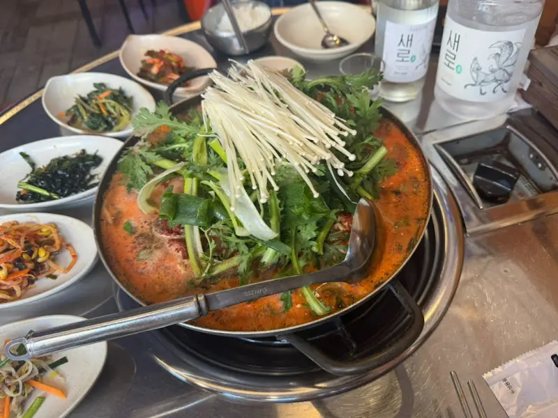 알탕과 함께 푸짐하게 차려진 밑반찬