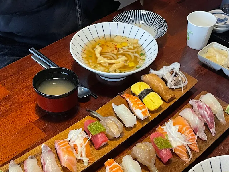 초밥과 우동의 환상적인 조합