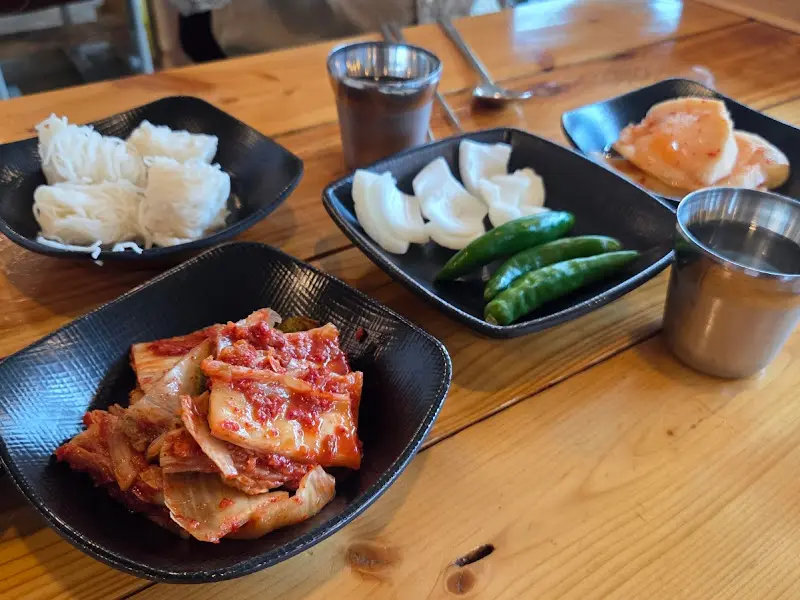 장보고 돼지국밥의 맛깔스러운 기본 반찬