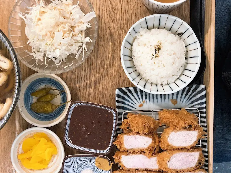 돈까스 한 상 차림