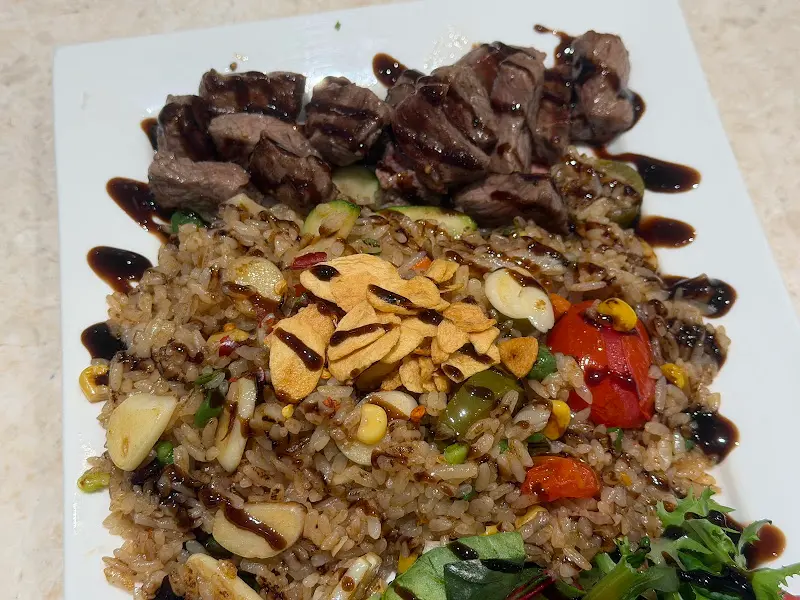 큐브 스테이크 필라프의 먹음직스러운 모습