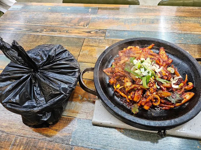 두레식당 오징어볶음 연출샷