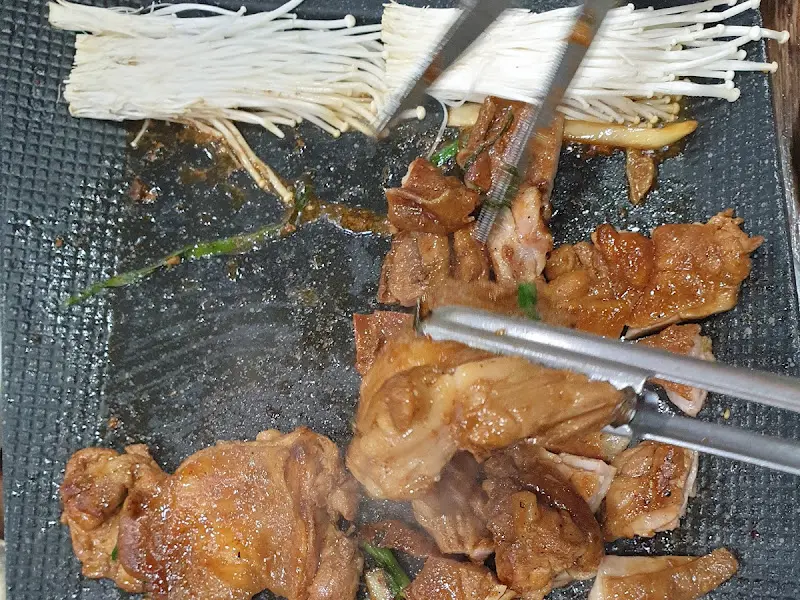 불판 위에서 익어가는 닭갈비