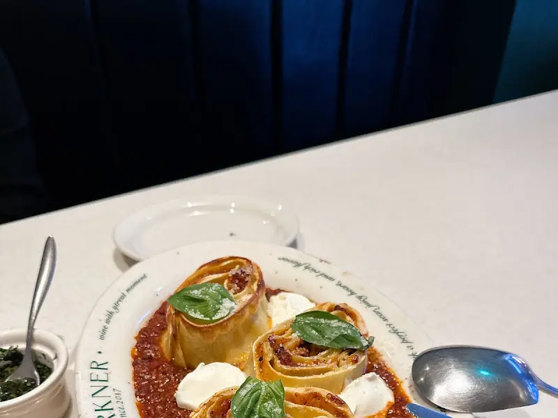 명란 파스타를 테이블 전체 샷