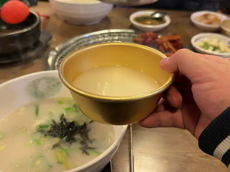 손으로 직접 반죽한 듯한 쫄깃한 칼국수