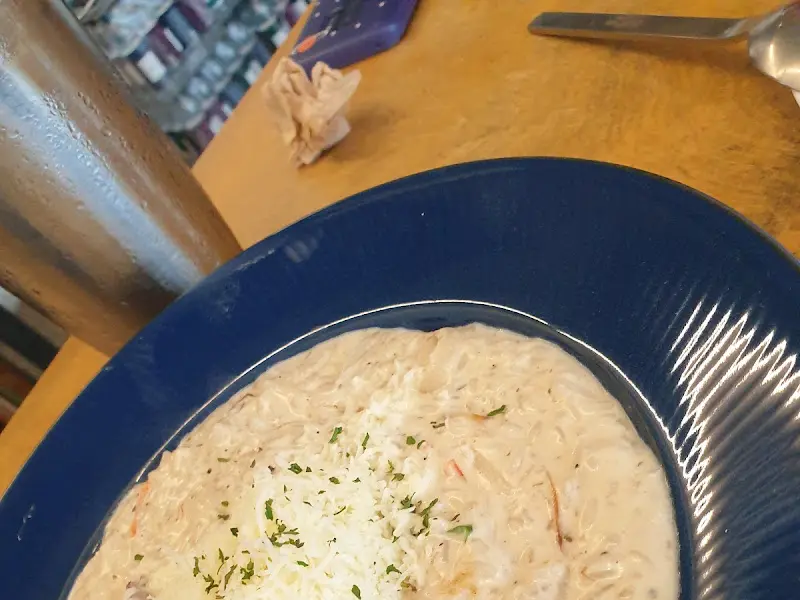 크림 파스타 위에 뿌려진 파슬리