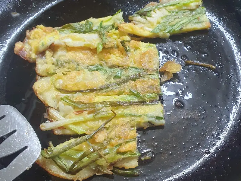 노릇하게 구워진 부침개