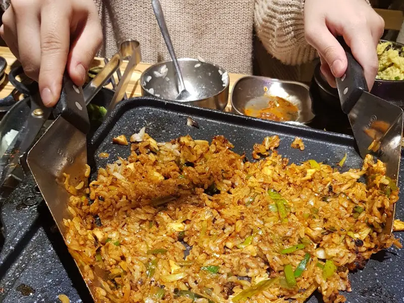 볶음밥을 만드는 모습