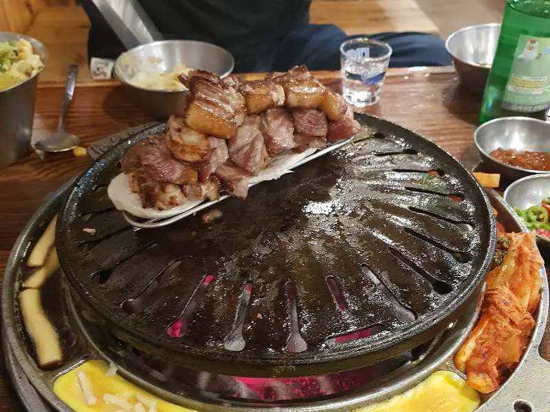 불판 위에서 익어가는 고기