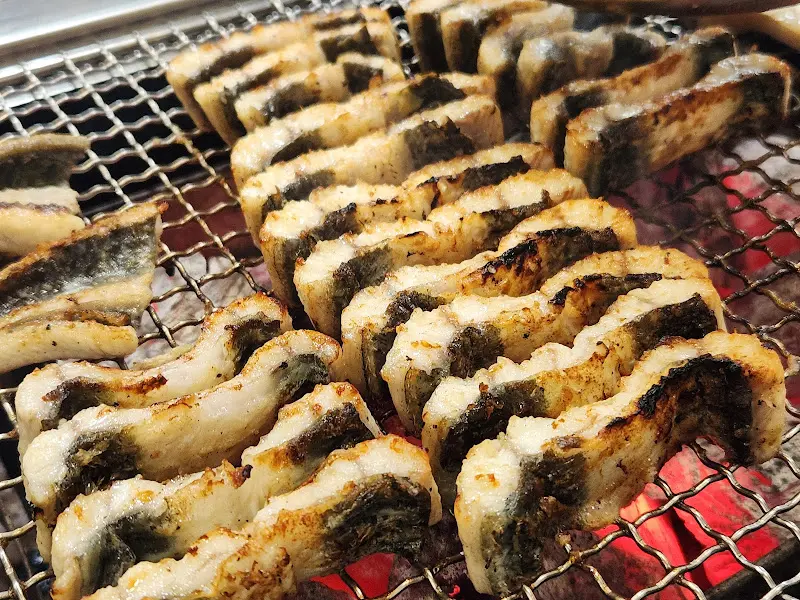 숯불 위에서 구워지는 장어 단면