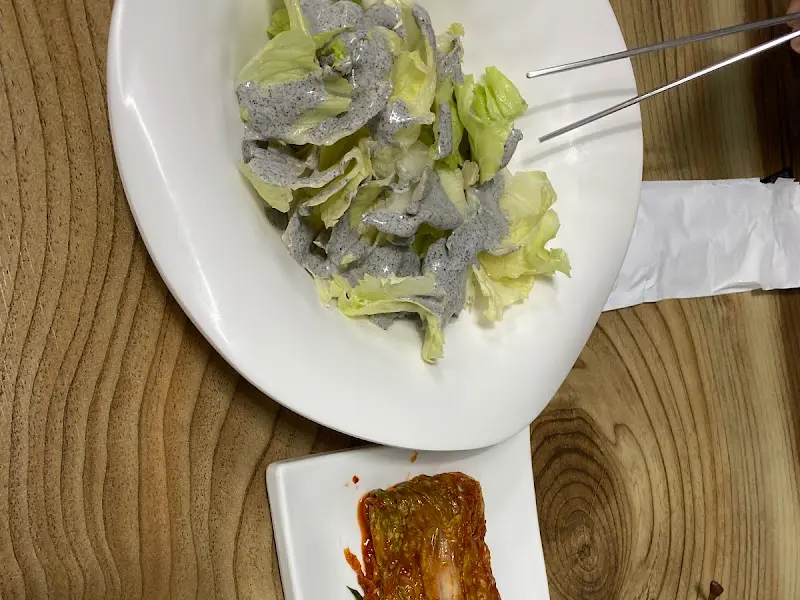 싱싱한 샐러드와 김치의 조화