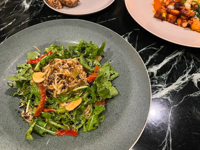 다채로운 색감의 샐러드