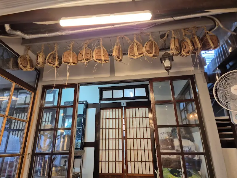 천황식당 입구에 걸린 짚으로 만든 장식