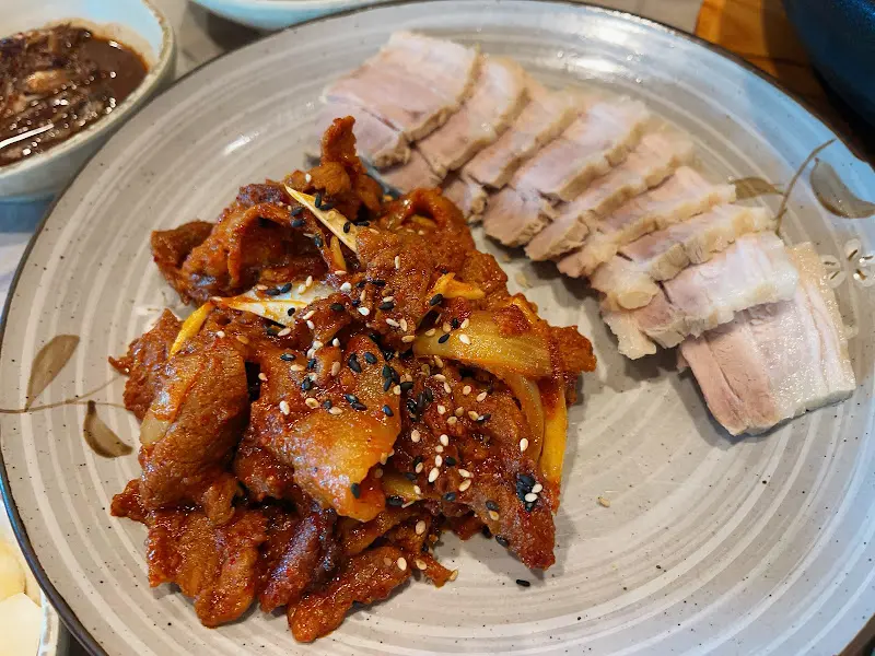 윤기 좔좔 수육과 매콤한 제육