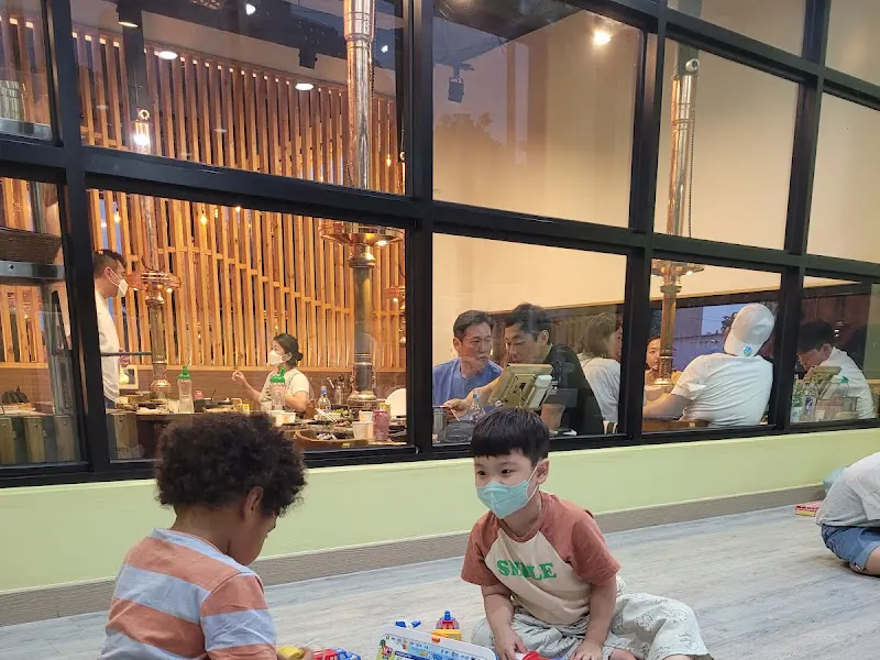 아이들이 실내 놀이방에서 장난감을 가지고 놀고 있는 모습