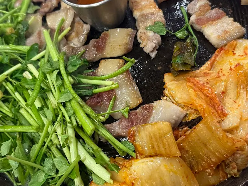 잘 구워진 삼겹살과 김치의 조화