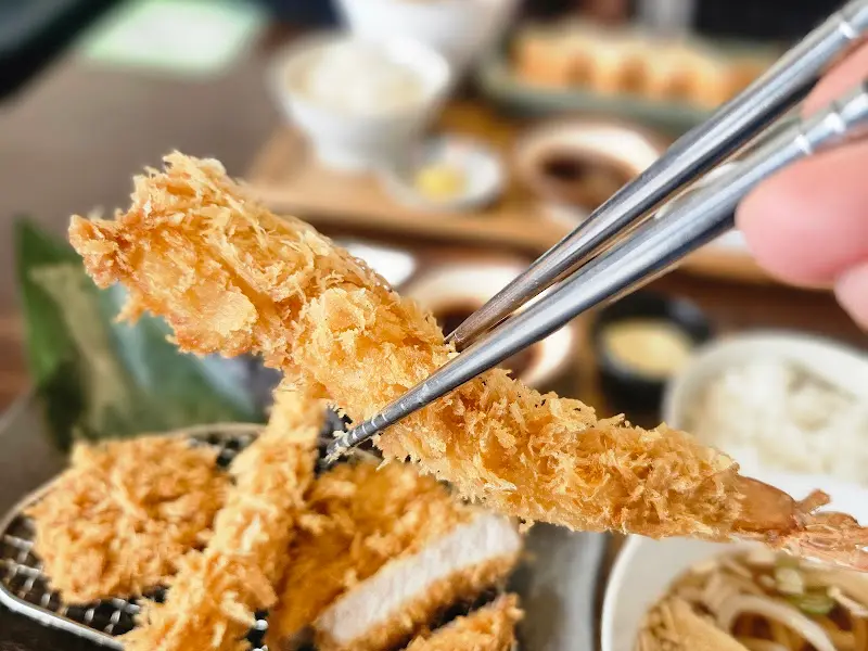 돈까스와 새우튀김을 함께 즐길 수 있는 메뉴