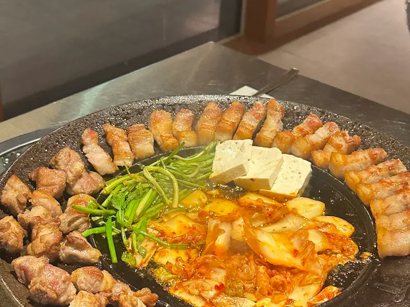 무쇠 솥뚜껑에 구워진 삼겹살