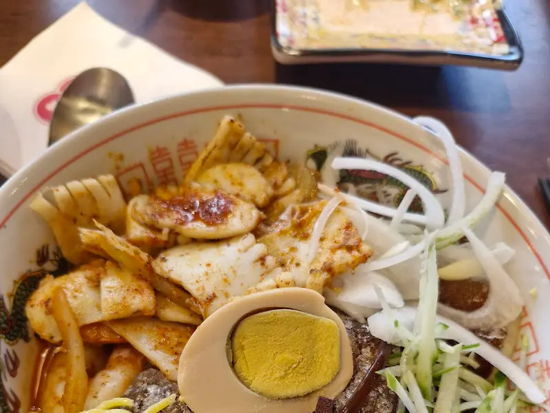 매운 완탕면 근접샷