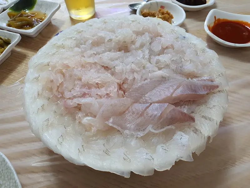 푸짐한 모듬회 한 상