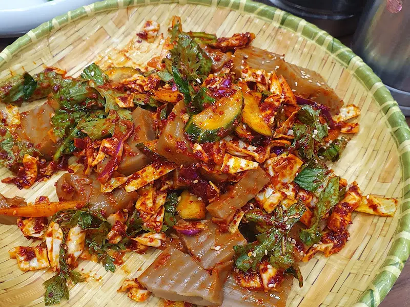 매콤한 양념이 돋보이는 묵무침