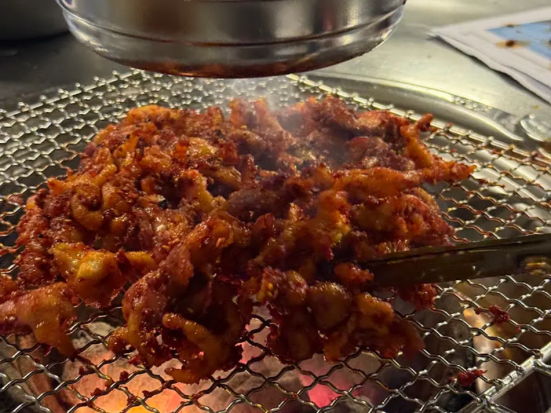 불판 위에서 맛있게 익어가는 닭발