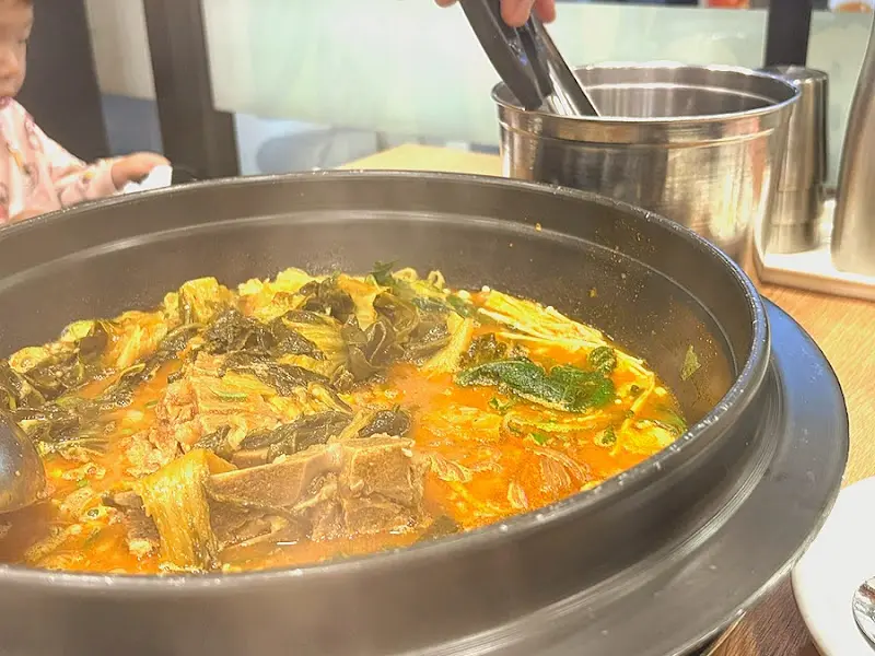 뼈찜을 먹기 좋게 손질하는 모습